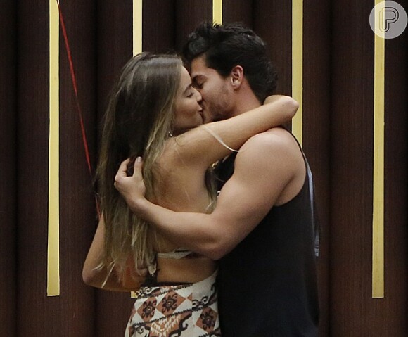Arthur Aguiar torcou beijos com a namorada, Camila Marynk, durante ensaio do 'Dança dos Famosos' em novembro de 2015