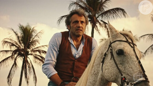 Santo (Domingos Montagner) vai estar a cavalo quando cair no Rio São Francisco e ser levado pela correnteza, na novela 'Velho Chico'