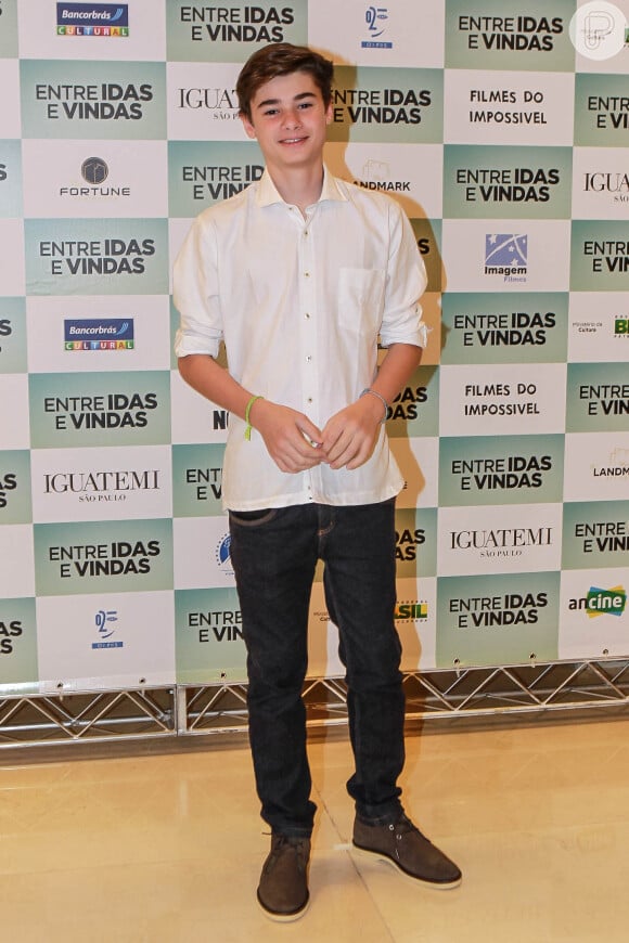 Com 13 anos, João Assunção estreiou como ator no filme 'Entre Idas e Vindas' e foi elogiado pelo pai, que comentou sua naturalidade e tranquilidade em cena
