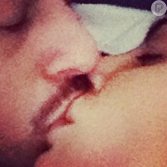 Cleo Pires publicou esta foto dando um beijinho em João Vicente no dia 21 de outubro, data em que os dois já estariam separados
