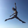 Isis Valverde postou uma foto só de biquíni dando um salto no ar