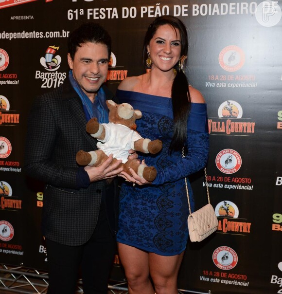 Graciele Lacerda mostra pernas musculosas em evento ao lado de Zezé Di Camargo em São Paulo