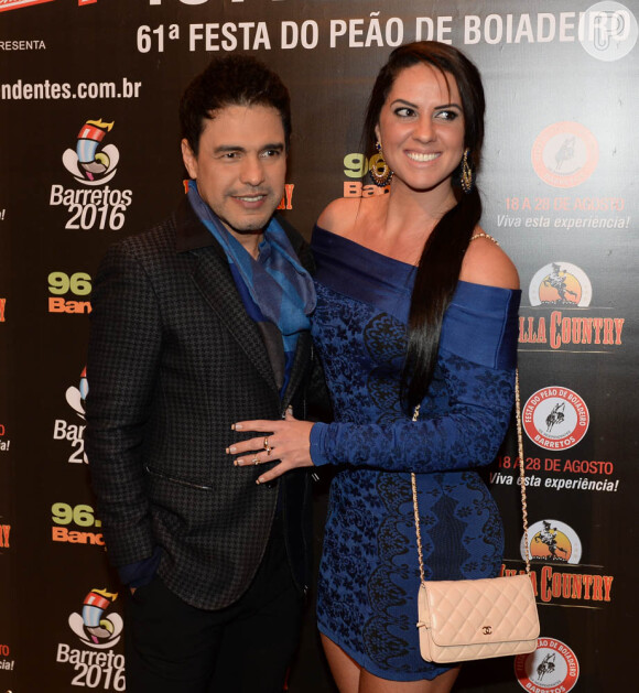 Graciele Lacerda e Zezé Di Camargo posam juntos no show de Simone e Simaria na abertura da Festa de Peão de Barretos em São Paulo