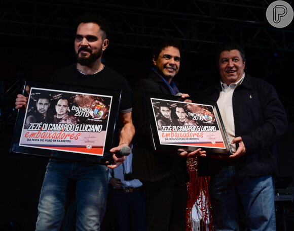 Zezé Di Camargo e Luciano receberam o título de 'Embaixadores da Festa de Peão de Barretos' na abertura do festival em São Paulo, nesta quarta-feira, 20 de julho de 2016