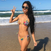 Ex-BBB Munik aposta em biquíni estampado para ir à praia em Fortaleza