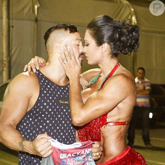 Gracyanne Barbosa e Belo estão casados há quatro anos: a dificuldade para ir no banheiro da modelo fitness virou piada na web