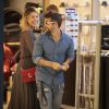 Giovanna Ewbank se diverte ao ver o marido, Bruno Gagliasso, de óculos