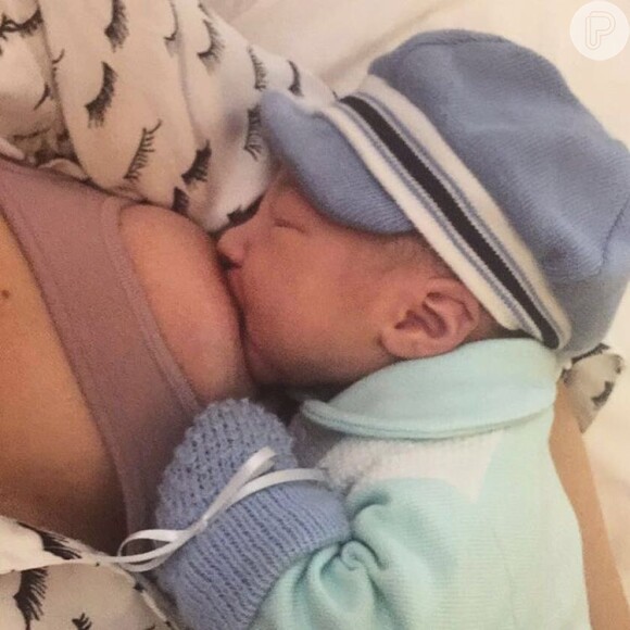 Antonia Fontelle amamenta o filho Salvatore em foto postada nesta sexta-feira, dia 22 de julho de 2016