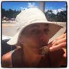 Cissa Guimarães aproveitou o feriado na praia para saborear uma ostra, nesta sexta-feira, 15 de novembro de 2013