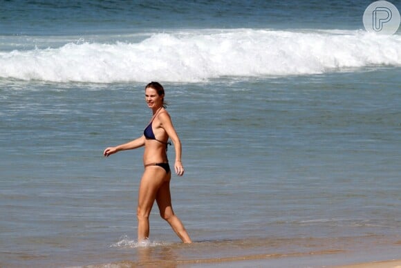 ​Letícia Birkheuer na praia de Ipanema, Rio de Janeiro, nesta sexta-feira, 15 de novembro de 2013
