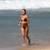 ​Letícia Birkheuer curte o feriado na praia, nesta sexta-feira, 15 de novembro de 2013