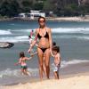 ​Letícia Birkheuer levou o filho João, de apenas 2 anos para curtir o sol na praia de Ipanema, nesta sexta-feira, 15 de novembro de 2013