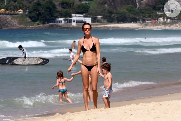 ​Letícia Birkheuer levou o filho João, de apenas 2 anos para curtir o sol na praia de Ipanema, nesta sexta-feira, 15 de novembro de 2013