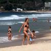 ​Letícia Birkheuer com o filho João na praia de Ipanema, Rio de Janeiro, nesta sexta-feira, 15 de novembro de 2013