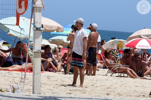 Rodrigo Hilbert, Fernanda Lima e os filhos do casal também curtiram uma praia neste feriado, em 15 de novembro de 2013