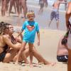 Fernanda Lima curtiu a praia do Leblon com os filhos João e Francisco, neste feriado, 15 de novembro de 2013