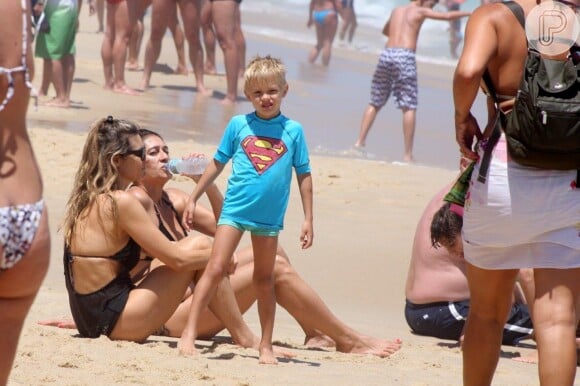 Fernanda Lima curtiu a praia do Leblon com os filhos João e Francisco, neste feriado, 15 de novembro de 2013