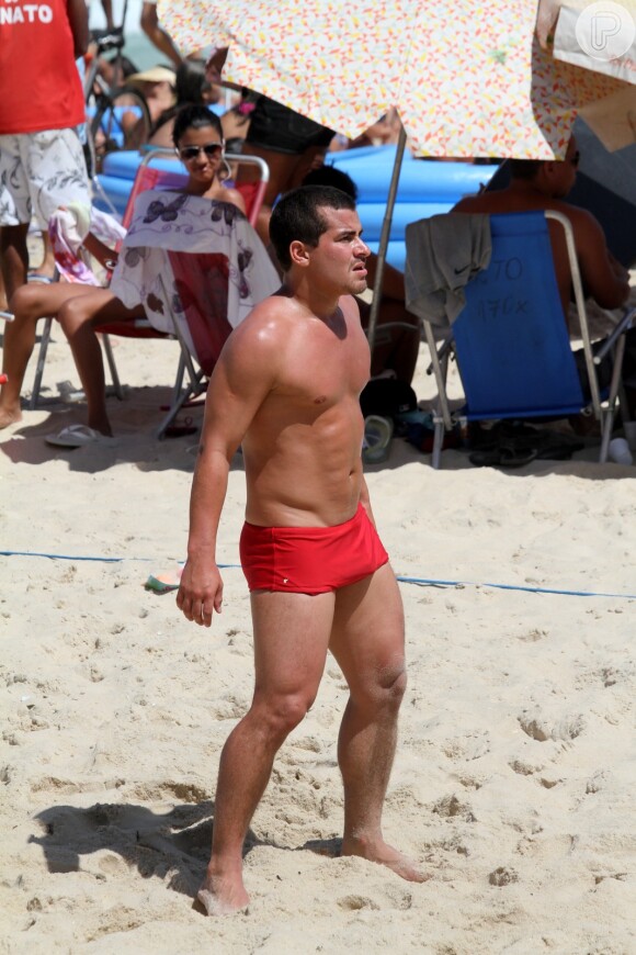 Thiago Martins também aproveitou o feriado na praia, nesta sexta-feira, 15 de novembro de 2013
