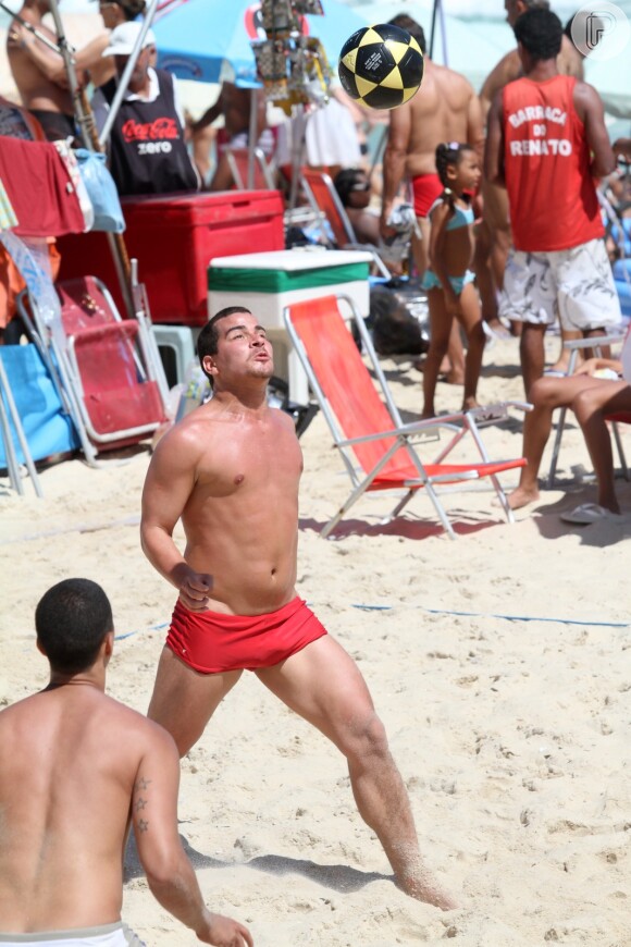 Thiago Martins joga futevôlei com amigos na praia do Leblon, nesta sexta-feira, 15 de novembro de 2013