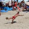 Thiago Martins sempre pratica atividades físicas nas areias cariocas, em 15 de novembro de 2013