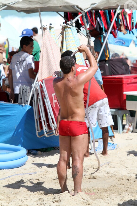 Thiago Martins se refresca do calor, neste feriado, 15 de novembro de 2013