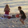 Christine Fernandes curtiu a praia do Pepê, no Rio de Janeiro, acompanhada de seu filho, Pedro, nesta sexta-feira, 15 de novembro de 2013