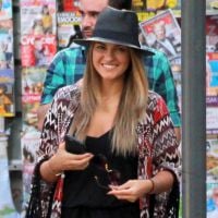 Cantora mexicana Maitê Perroni passeia pelo Rio e compra chapéu em camelô