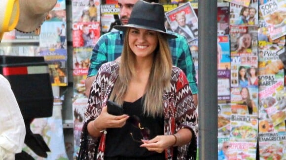 Cantora mexicana Maitê Perroni passeia pelo Rio e compra chapéu em camelô