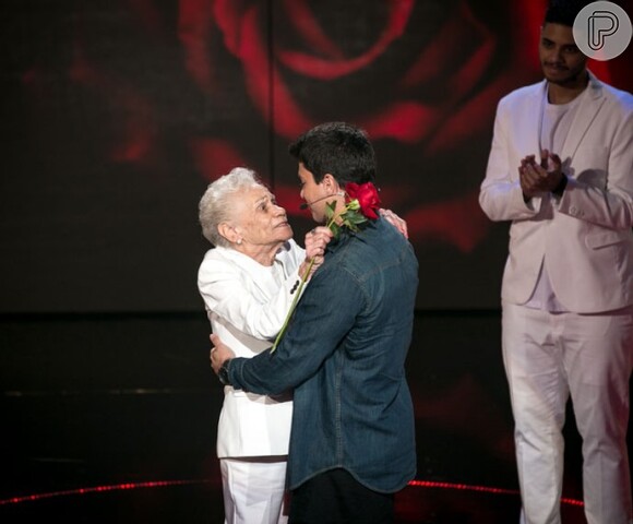 O ator não conteve as lágrimas ao abraçar a tia-avó no programa 'Tamanho Família'