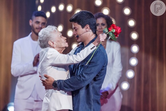 Arthur Aguiar chora com a presença da tia-avó no programa 'Tamanho Família', em 24 de julho de 2016