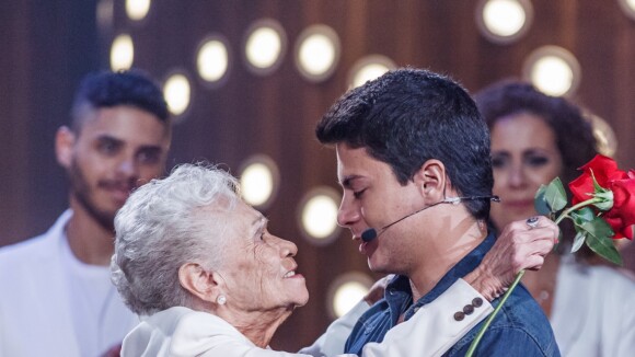 Arthur Aguiar chora com homenagem da tia-avó em programa': 'Minha segunda mãe'