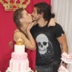 Rayanne Morais chora em festa surpresa de fãs e beija o noivo, Douglas Sampaio