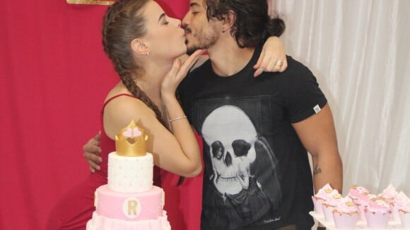 Rayanne Morais chora em festa surpresa de fãs e beija o noivo, Douglas Sampaio
