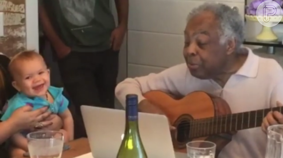Sol de Maria sorri enquanto ouve música feita para ela por seu bisavô Gilberto Gil