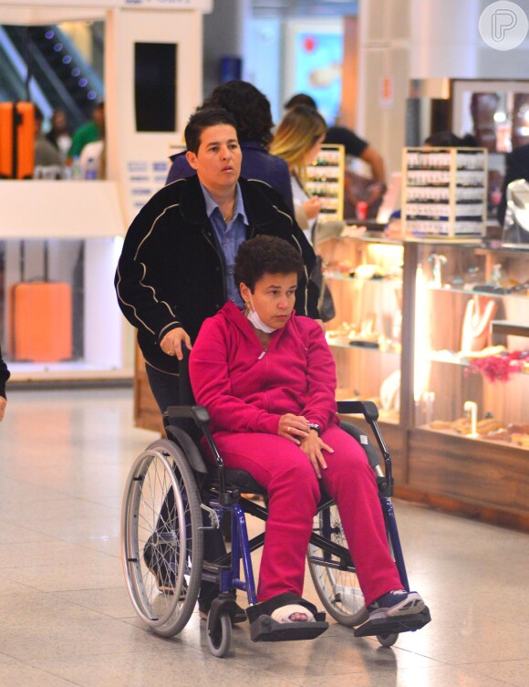 Claudia Rodrigues foi fotografada andando de cadeira de rodas no aeroporto Santos Dumont, no Rio de Janeiro, na última semana
