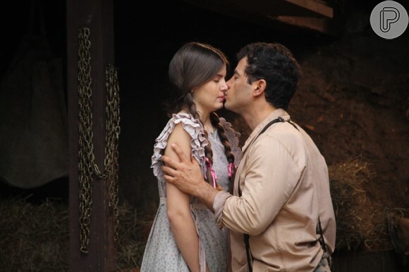Zé dos Porcos (Anderson Di Rizzi) afirma que irá proteger Mafalda (Camila Queiroz) e os dois se beijam, no capítulo que vai ao ar na terça-feira, dia 02 de agosto de 2016, na novela 'Êta Mundo Bom!'