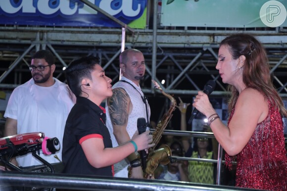 Ivete Sangalo canta com Roberto Matheus, do 'The Voice Kids', no bloco Coruja, no último dia de Fortal, em Fortaleza, neste domingo, 24 de julho de 2016
