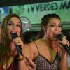 Ivete Sangalo canta com Vina Calmon, vocalista da banda Cheiro de Amor, no bloco Coruja, no último dia de Fortal, em Fortaleza, neste domingo, 24 de julho de 2016