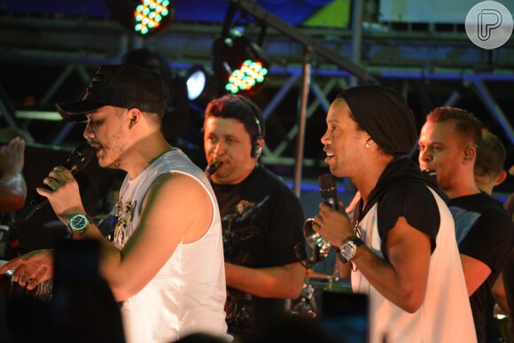 Ronaldinho Gaúcho cantou a música 'Bora Beber', hit que é faixa do DVD de Wesley Safadão