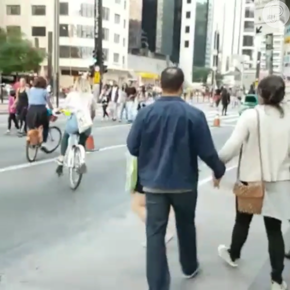 Internauta flagrou Bruna Marquezine e Maria Casadevall andando de bicicleta pela Avenida Paulista, em São Paulo, neste domingo, 24 de julho de 2016