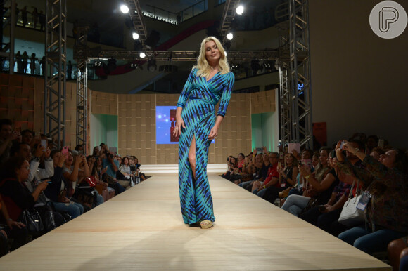 Flávia Alessandra desfilou no Mega Polo Fashion Week nesta segunda-feira, dia 25 de julho de 2016