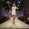 Flávia Alessandra apostou em um vestido curtinho com renda para desfilar no Mega Fashion Week