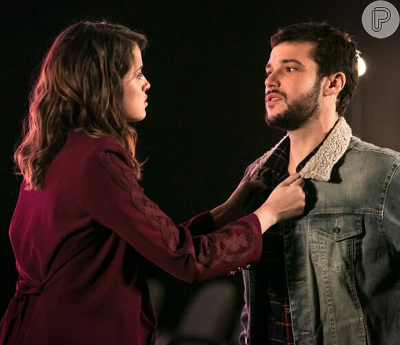 Camila (Agatha Moreira) descobriu que Giovanni (Jayme Matarazzo) passou dois anos na cadeia sob acusação de ter explodido do Grand Bazzar, na novela 'Haja Coração'