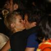 Carolina Dieckmann beija o marido, Tiago Worcman, no festival Back2Black, na Cidade das Artes, Zona Oeste do Rio, em 16 de novembro de 2013