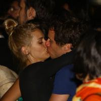 Carolina Dieckmann mata saudade do marido com beijos no festival Back2Black