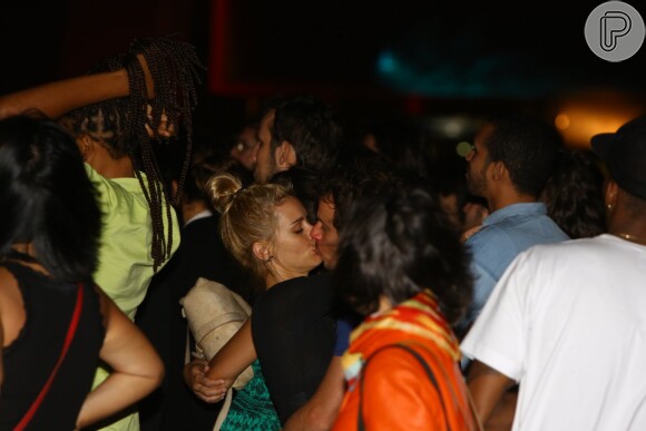 Carolina Dieckmann beija o marido, Tiago Worcman, no festivel Back to Black, na Cidade das Artes, Zona Oeste do Rio, em 16 de novembro de 2013