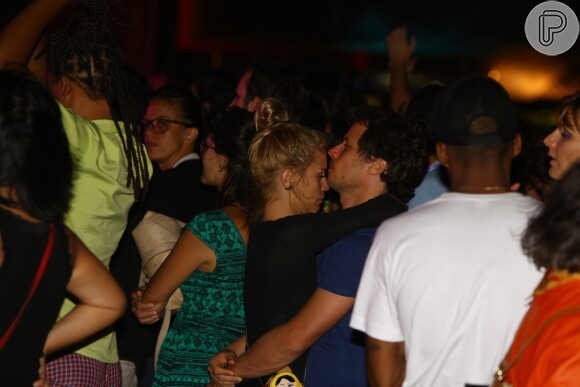 Carolina Dieckmann em clima de romance marido, Tiago Worcman, no festival Back2Black, na Cidade das Artes, Zona Oeste do Rio, em 16 de novembro de 2013