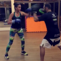 Bruna Marquezine mostra força durante treino de muay thai. Veja vídeos!