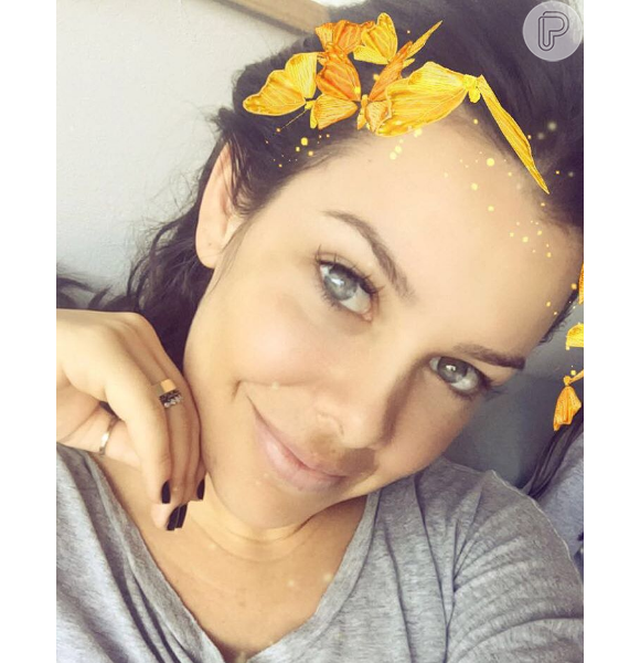 Atriz está sempre ativa no Instagram usando filtros do aplicativo Snapchat em suas fotos