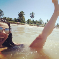 Fernanda Souza comemora 8 milhões de seguidores no Instagram de pernas pro ar